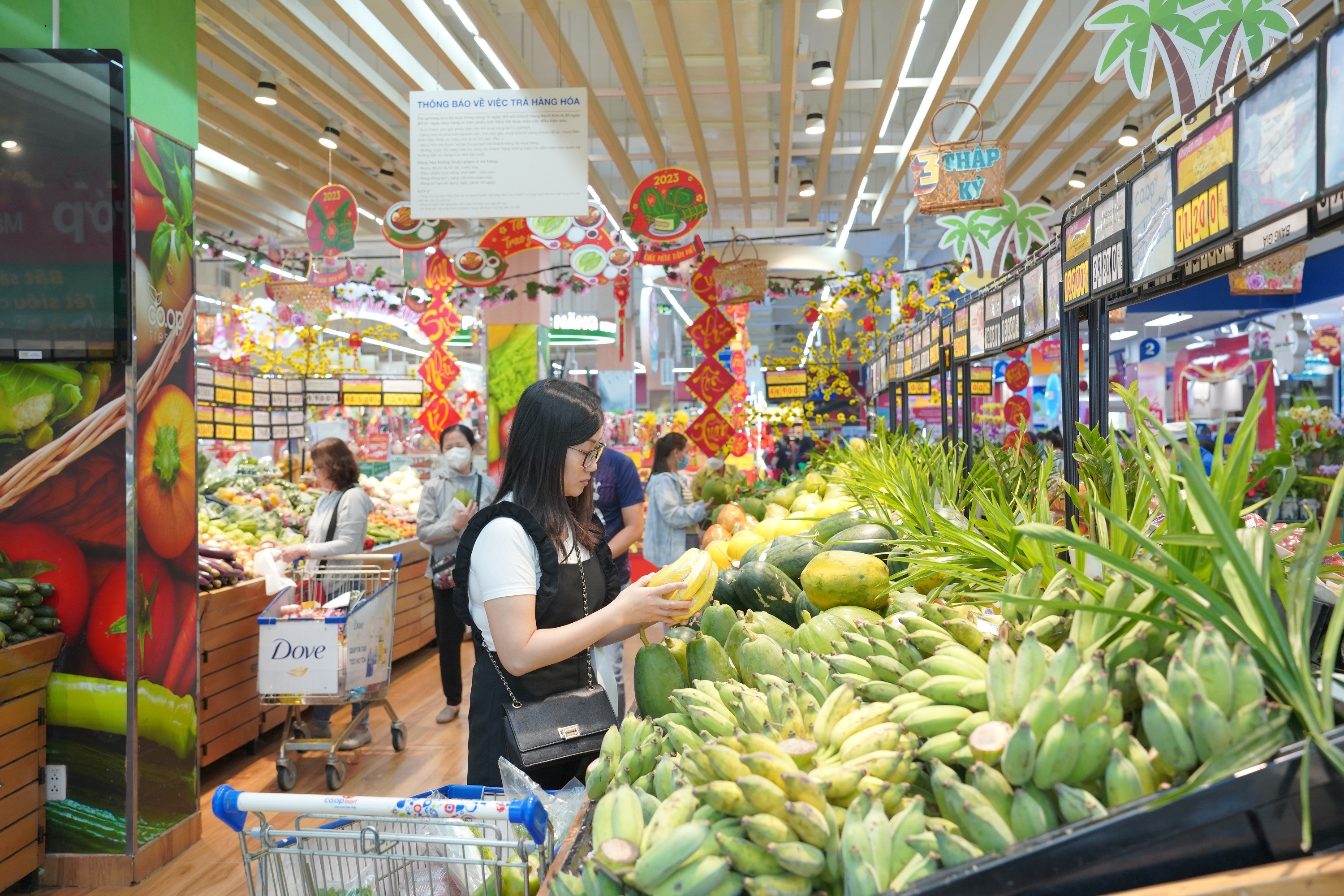 ron-rang-khong-khi-t-et-tai-he-thong-coopmart-voi-hang-ngan-san-pham-tuoi-ngon-1672472810.jpg