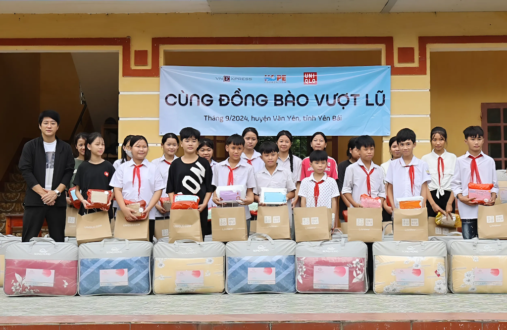 uniqlo-viet-nam-dong-hanh-cung-quy-hy-vong-hope-foundation-mang-den-cac-phan-qua-cho-cac-em-hoc-sinh-tai-khu-vuc-chiu-anh-huong-boi-bao-so-3-1727348877.png