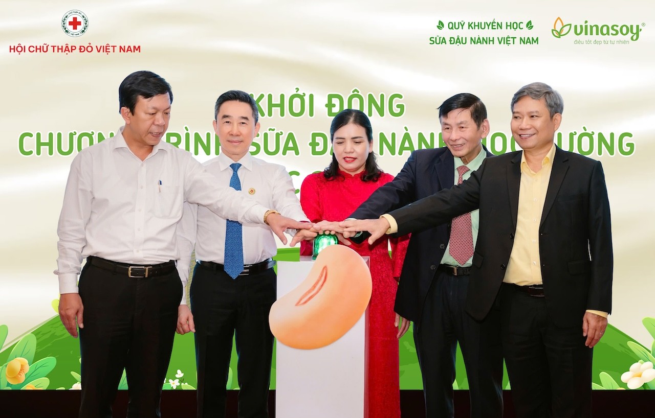 cac-dai-bieu-thuc-hien-nghi-thuc-khoi-dong-chuong-trinh-sua-dau-nanh-hoc-duong-nam-hoc-2025-2026-1-1756099852.jpg