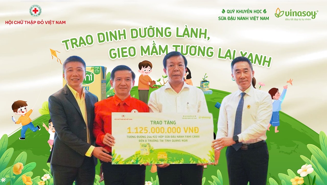 dai-dien-don-vi-thuc-hien-chuong-trinh-sua-dau-nanh-hoc-duong-nam-hoc-2025-2026-trao-kinh-phi-cho-tinh-quang-ngai-1756099828.jpg