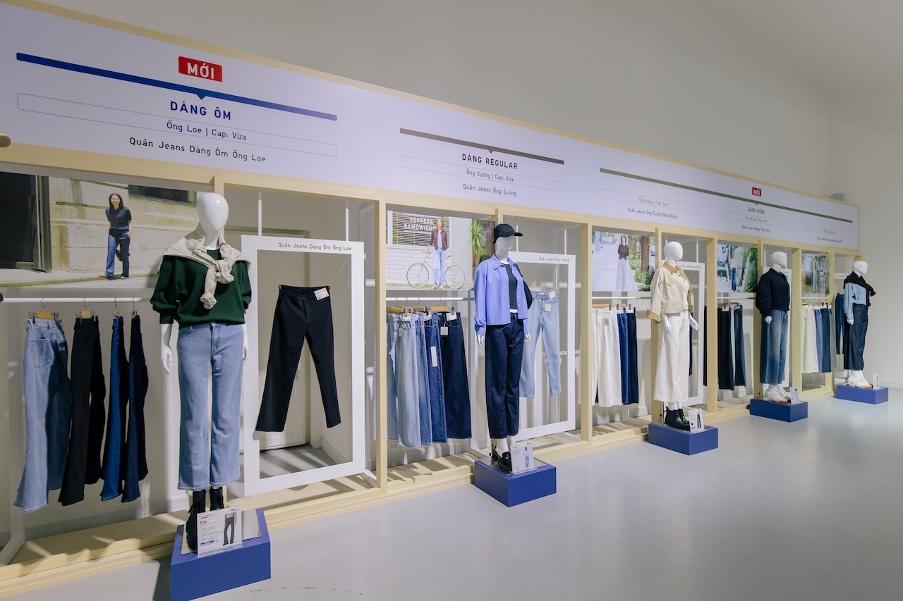 diem-noi-bat-trong-bst-uniqlo-jeans-danh-cho-nu-nam-nay-la-hai-dang-quan-moi-bat-kip-xu-huong-thoi-trang-toan-cau-1757557709.JPG