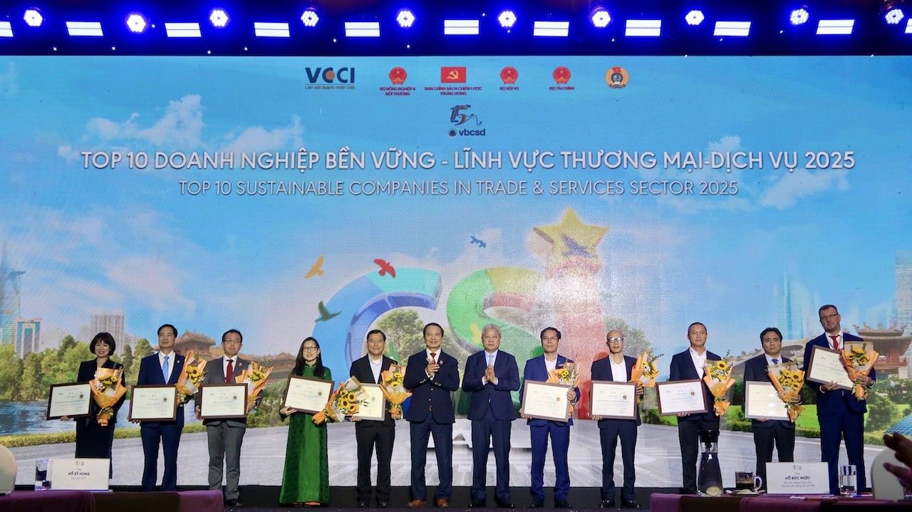 aeon-viet-nam-3-nam-lien-vao-top-3-doanh-nghiep-ben-vung-linh-vuc-thuong-mai-dich-vu-1765031497.jpg