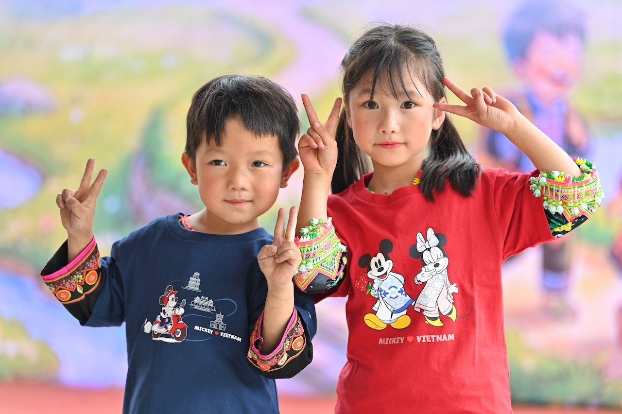 mot-phan-doanh-thu-tu-bst-ut-mickey-mouse-in-vietnam-duoc-uniqlo-dong-gop-cho-quy-hy-vong-de-xay-cac-diem-truong-cho-hoc-sinh-vung-cao-1-1779286705.JPG