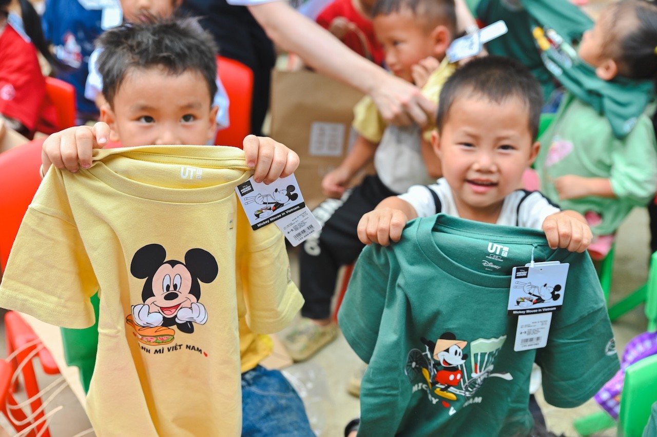 mot-phan-doanh-thu-tu-bst-ut-mickey-mouse-in-vietnam-duoc-uniqlo-dong-gop-cho-quy-hy-vong-de-xay-cac-diem-truong-cho-hoc-sinh-vung-cao-1779286716.jpg