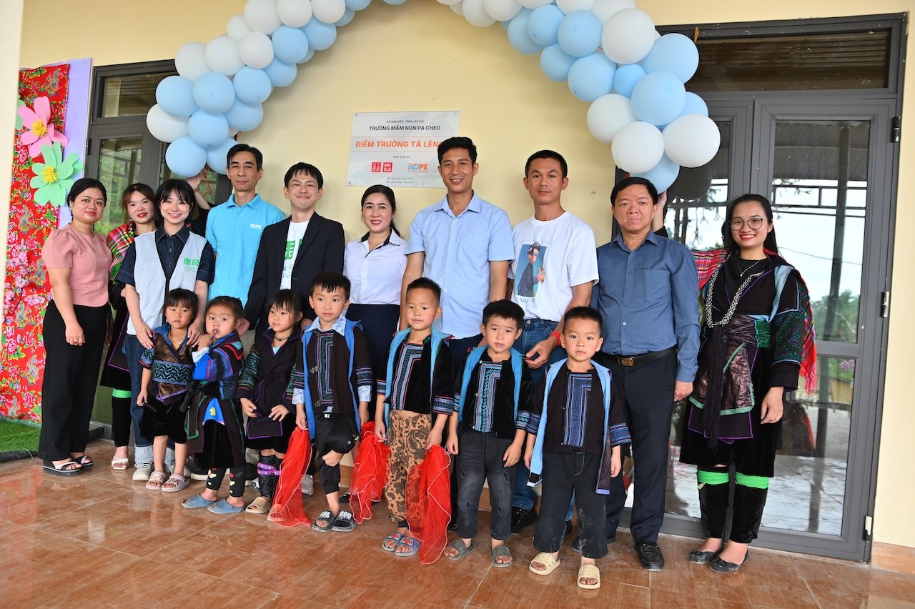 niem-vui-cua-co-tro-tai-diem-truong-ta-leng-1-truong-mam-non-pa-cheo-tinh-lao-cai-vao-ngay-khanh-thanh-vua-qua-1-1779286618.JPG