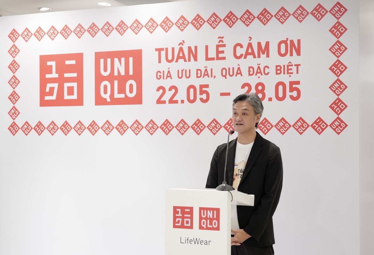 ong-akiyama-naoki-tong-giam-doc-uniqlo-viet-nam-phat-bieu-tai-su-kien-khoi-dong-tuan-le-cam-on-1-1779286569.jpg