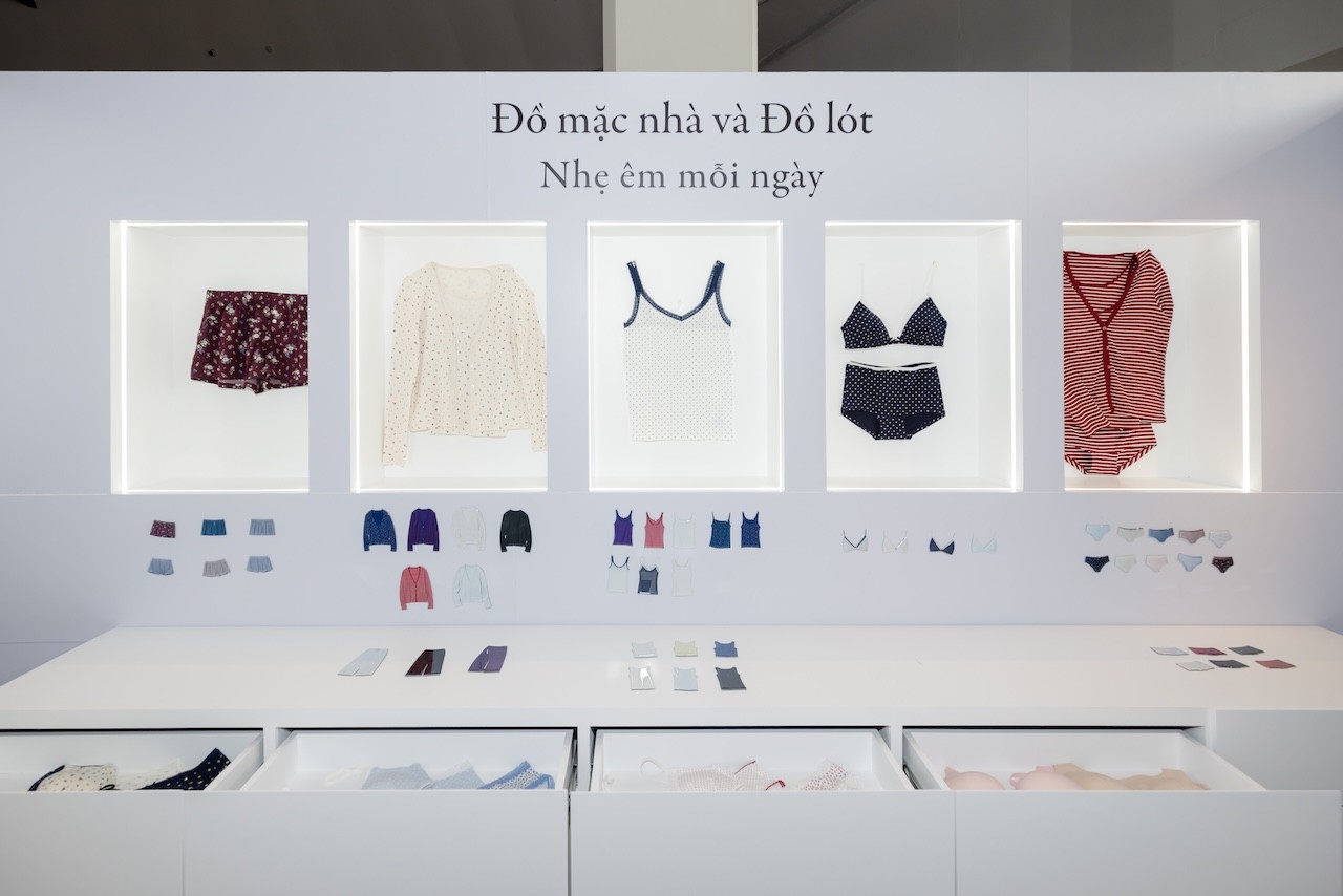 bo-suu-tap-do-mac-nha-do-lot-nu-cua-uniqlo-do-giam-doc-sang-tao-clare-waight-keller-truc-tiep-phat-trien-1786598636.jpg