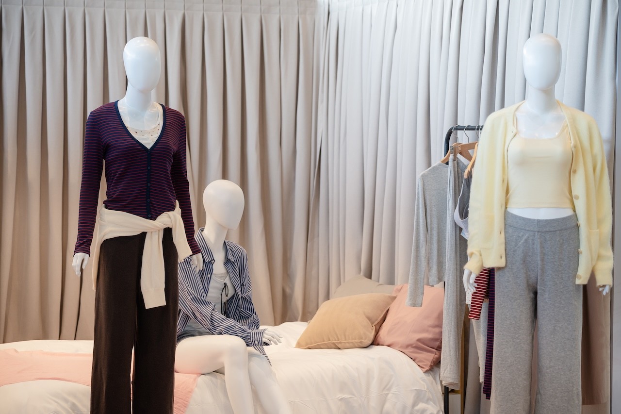 bo-suu-tap-do-mac-nha-do-lot-nu-cua-uniqlo-ton-vinh-su-thoai-mai-tu-tin-nhung-van-dam-bao-tinh-tham-my-tinh-te-1786598668.jpg