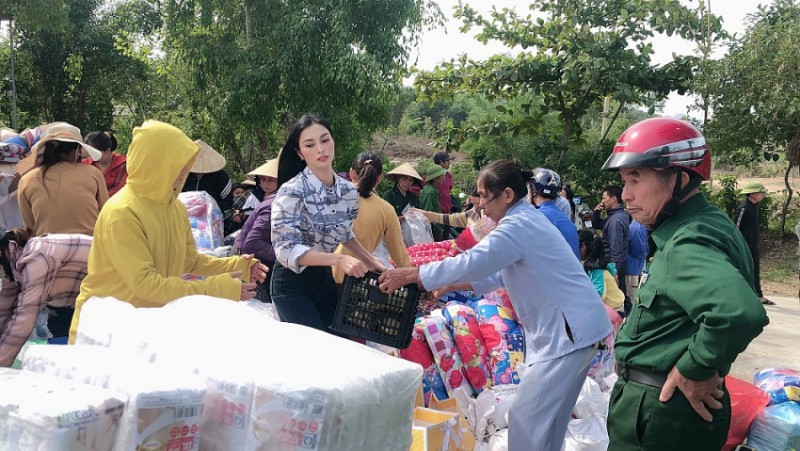 mc kim huyen sam trao hang tram suat qua toi ba con vung lu ha tinh