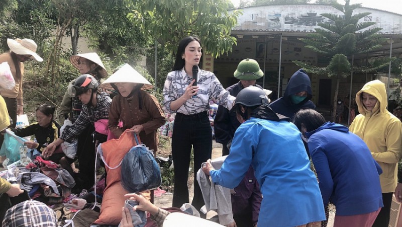 mc kim huyen sam trao hang tram suat qua toi ba con vung lu ha tinh