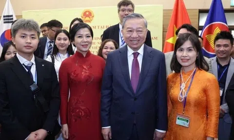 Tổng Bí thư gặp nhân viên Đại sứ quán và người Việt Nam tại Hàn Quốc