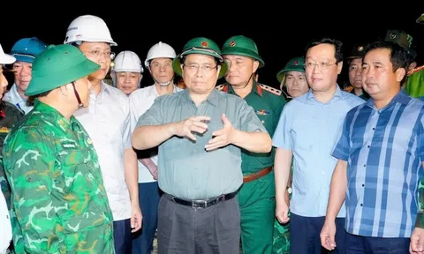 Thủ tướng trực tiếp kiểm tra công tác ứng phó bão ở các xã ven biển