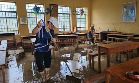 Sau bão Kalmaegi, người dân và giáo viên 'đánh vật' với bùn non, rác rến