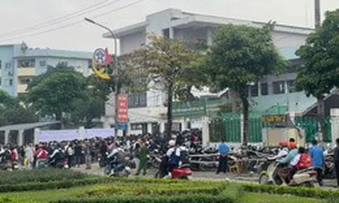 Chen chân giữa mưa lạnh, hàng nghìn người đổ về CT3 Kim Chung nộp hồ sơ nhà ở xã hội