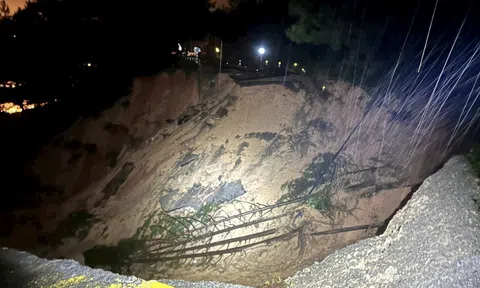 Mặt đường đèo Mimosa Đà Lạt bị cuốn trôi, đứt gãy