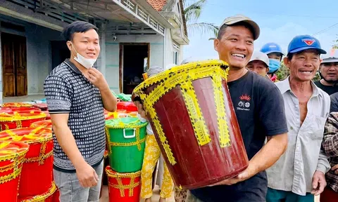 Lý do nhiều người xúc động trước những thùng cứu trợ kiểu 'túi mù'