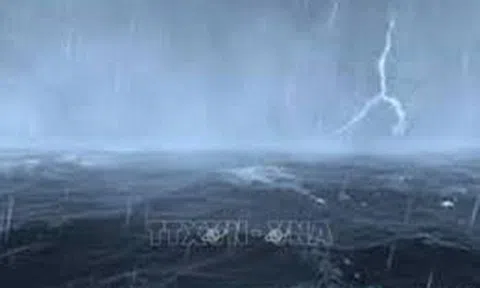 Áp thấp nhiệt đới di chuyển chậm về vùng biển Đắk Lắk-Khánh Hòa