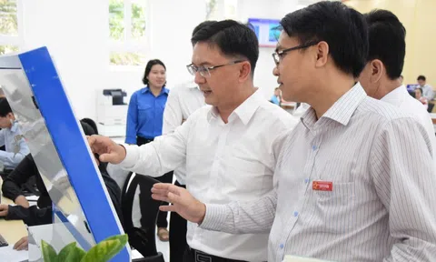 Phó chủ tịch UBND TP.HCM Nguyễn Mạnh Cường khảo sát Trung tâm Phục vụ hành chính công