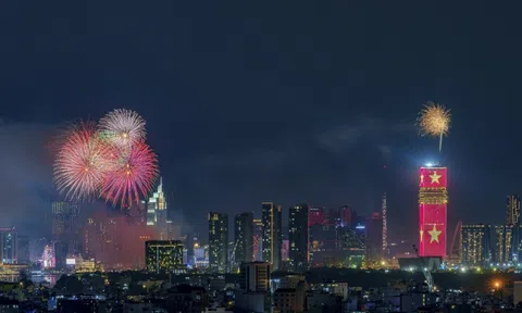 Pháo hoa rực sáng Hà Nội, TP.HCM mừng năm mới 2026