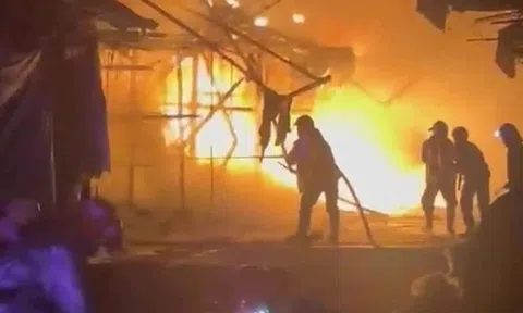 Cháy lớn, nhiều nhà bị thiêu rụi ở phường Bình Đông TP.HCM