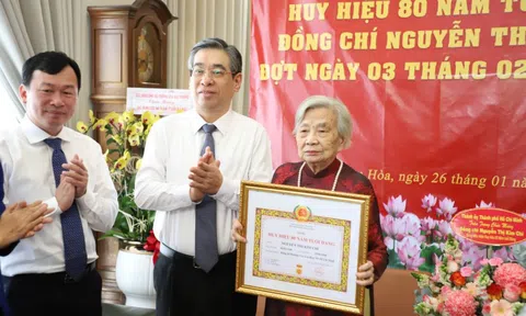 Cụ bà 96 tuổi nhận Huy hiệu 80 năm tuổi Đảng ở TP.HCM