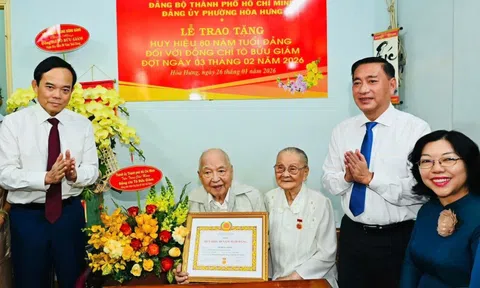 Bí thư TP.HCM tặng cụ Tô Bửu Giám Huy hiệu 80 năm tuổi Đảng