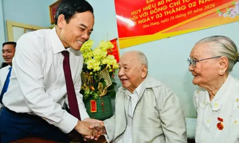 Bí thư Thành ủy TP.HCM Trần Lưu Quang trao Huy hiệu 80 năm tuổi Đảng