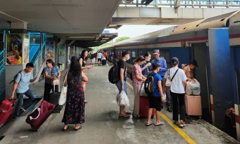 Về quê ăn Tết hay không khi đủ thứ để chi: Tiền xe cộ, quà cáp, lì xì...