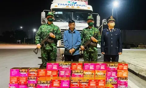 Giấu hơn 1,6 tạ pháo lậu quanh xe container chờ nhập cảnh ở Quảng Ninh