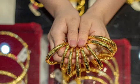 Giá vàng tăng 6 triệu một ngày, vượt 183 triệu đồng/lượng