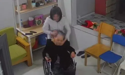 Nữ giúp việc bạo hành cụ bà ngồi xe lăn
