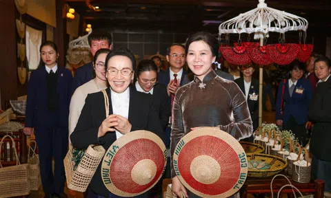 Khắc ghi tình hữu nghị sắt son Việt - Lào tại cố đô Hoa Lư