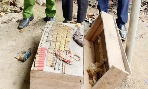 Đi thể dục sáng, người phụ nữ tá hỏa phát hiện hòm chứa súng, lựu đạn