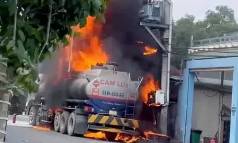 Cháy xe bồn chở xăng ở Nhà Bè, TP.HCM