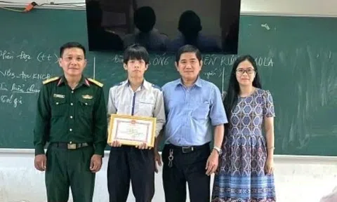 Khen thưởng nam sinh cứu phi công nhảy dù ở Đắk Lắk