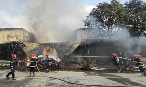 Cháy dữ dội khu phố ở Bắc Ninh, 6 cửa hàng bán vàng mã bị thiêu rụi