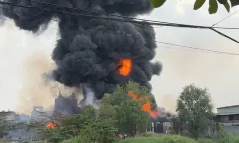 Xưởng nhựa giữa khu dân cư bất ngờ cháy dữ dội ở TP.HCM