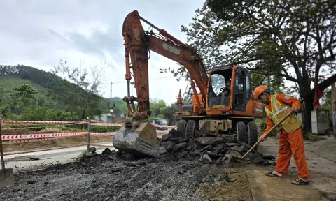 Vá "điểm đen" trên Quốc lộ 14B, công nhân căng mình chạy đua trước Tết