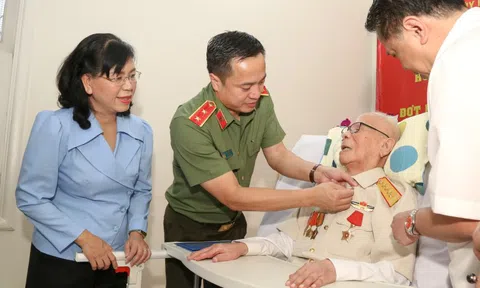 Trung tướng Mai Hoàng trao Huy hiệu 80 năm tuổi Đảng cho Đại tá Lê Hãn