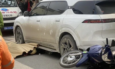 Ôtô 7 chỗ cuốn người, xe máy vào gầm khiến một phụ nữ tử vong