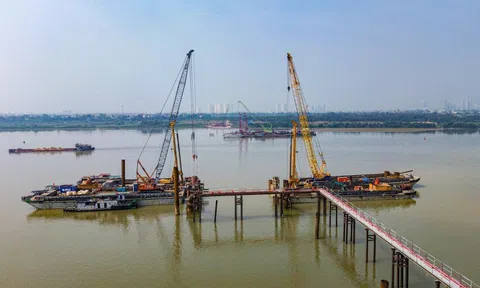 Công trường làm cầu dây văng hơn 11.800 tỉ đồng nối Hà Nội và Hưng Yên