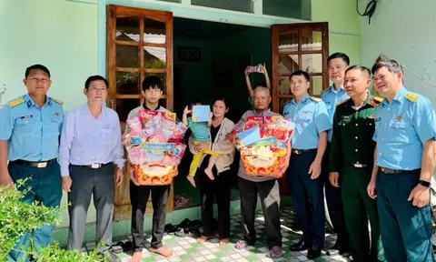 Khen thưởng người dân hỗ trợ phi công trong vụ tai nạn máy bay quân sự