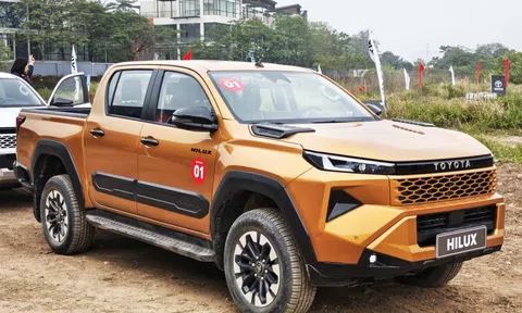 Toyota Hilux 2026 bản cao nhất giá 903 triệu đồng trông thế nào?