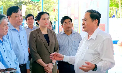 Chủ tịch Quốc hội kiểm tra công tác bầu cử và trao quà cho gia đình chính sách tại Đồng Tháp