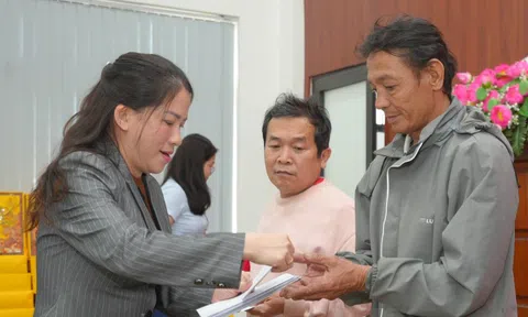 Trao hơn 1.000 suất quà 'Xuân yêu thương' cho các gia đình khó khăn ở Đà Nẵng