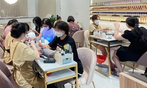 Cuối năm, nhiều cơ sở dịch vụ làm đẹp hoạt động từ sáng đến đêm