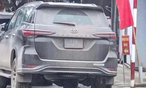 Xe biển xanh đỗ dưới biển cấm, bùn đất che lấp chữ số