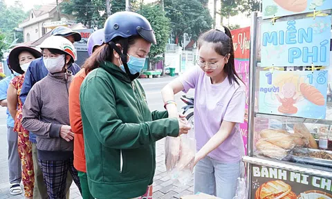 Bánh mì 0 đồng và cô giáo lớp tình thương