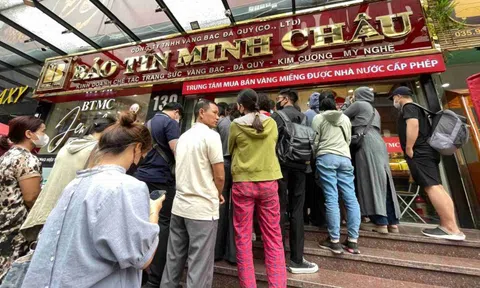 Giá vàng giảm mạnh chỉ còn hơn 160 triệu/cây: Người xếp hàng mua phải biết điều này để không mất công