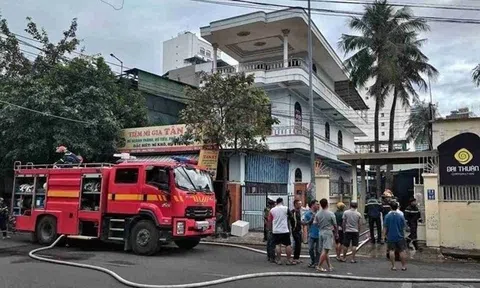 Cháy lớn thiêu rụi toàn bộ kho hàng ở Nha Trang